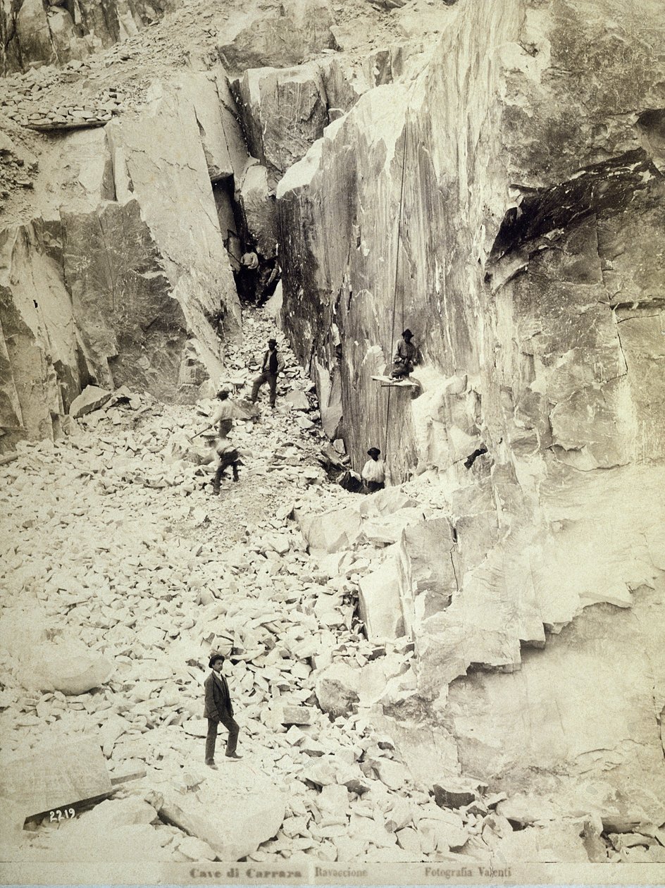 Ravaccione taş ocaklarından birinde çalışan taş ocakları grubu, c.1890-1900 by Italian Photographer