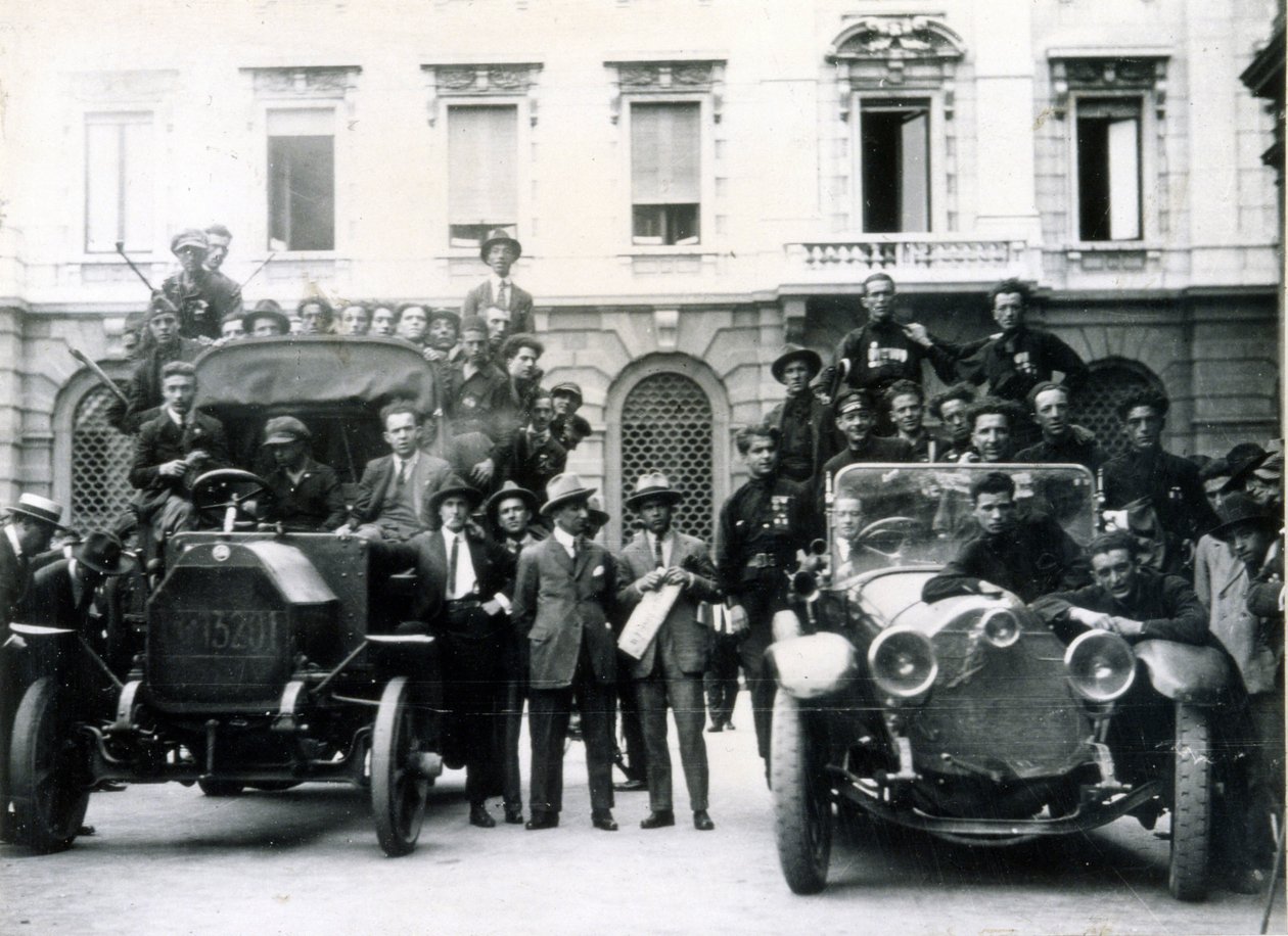 Milan, 3 ve 4 Ağustos 1922. Faşistlerin greve tepkisi. Eylem ekipleri Scala Meydanı
