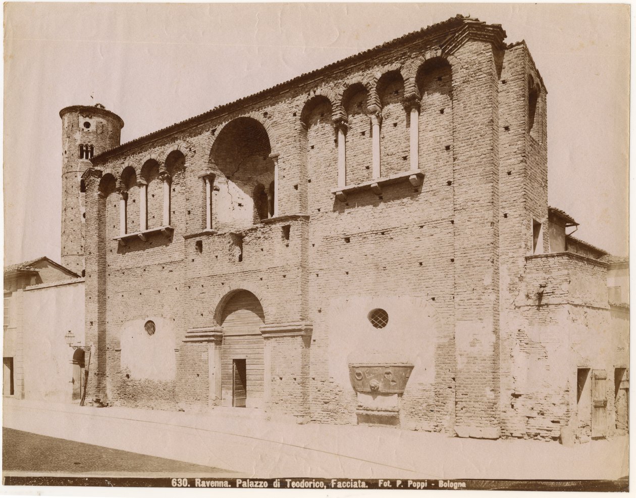 Theodoric Sarayı, Ravenna, Emilia-Romagna, İtalya, fotoğraf Pietro Poppi, Bologna, 1900 civarı by Italian Photographer