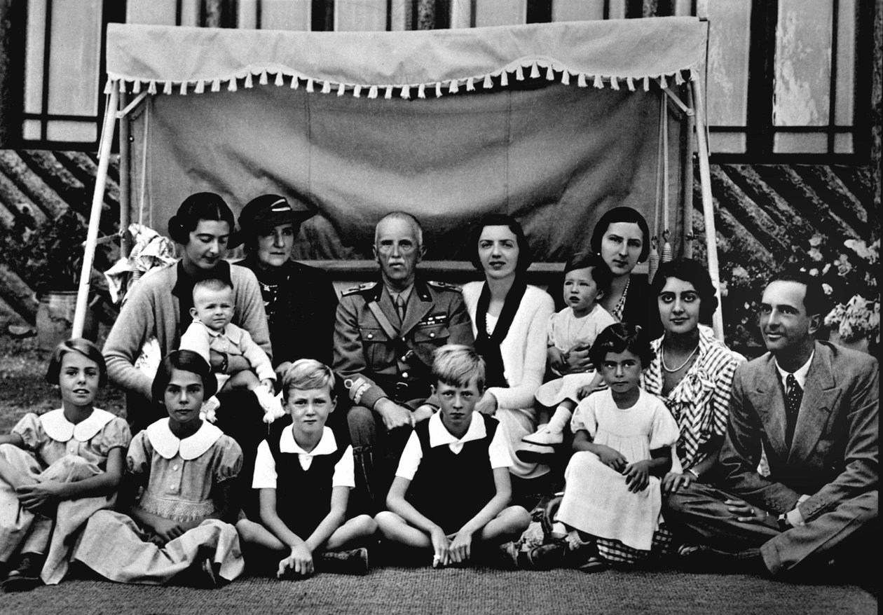 İtalyan kraliyet ailesi. Merkezde Victor Emmanuel III (Vittorio Emanuele). Oturan çocuklar arasında soldan 3. Prens Victor Emmanuel (Victor-Emmanuel) (Vittorio Emanuele), sağdan sonuncusu babası Humbert II (Umberto II). 19 by Italian Photographer