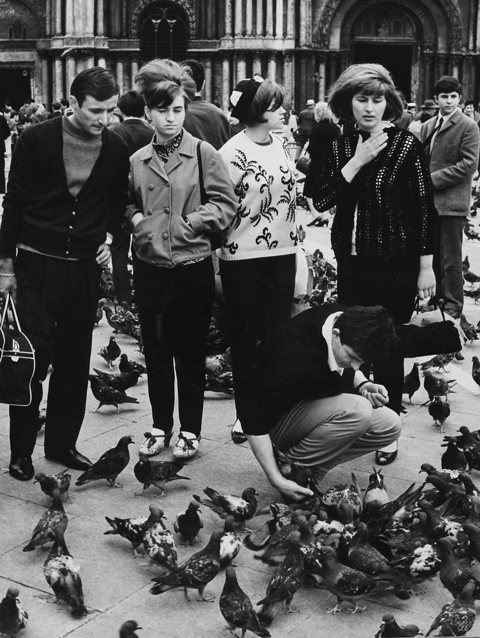 Güvercinleri Besleyen Turistler, Piazza San Marco, Venedik, 1970 dolayları (s/b fotoğraf) by Italian Photographer
