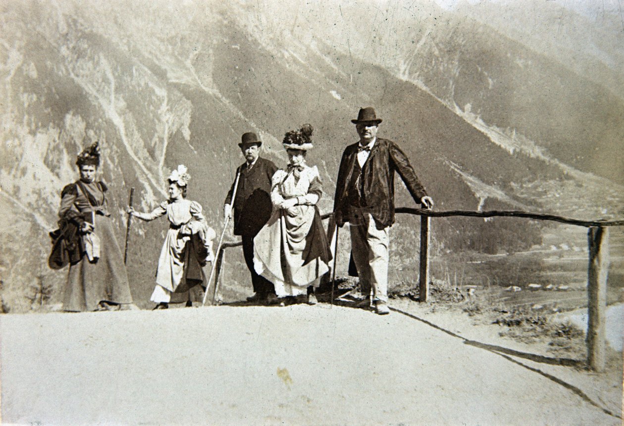 Dağlardaki turistler, İtalya, 1895 dolayları (sepya fotoğrafı) by Italian Photographer
