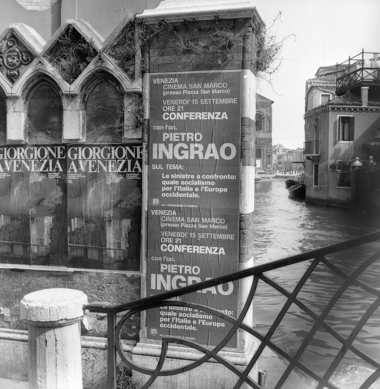 Ön planda bir Giorgione sergisinin ve siyasi bir manifestonun reklamını yapan posterlerle Venedik