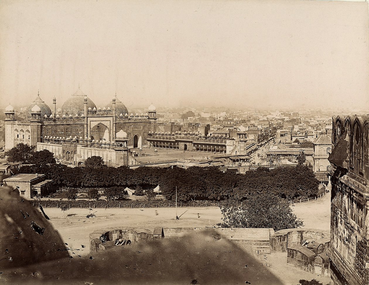 Agra şehrinin görünümü ve Moti Camii (Agra Kalesi), c.1890 (gümüş jelatin baskı) by Italian Photographer