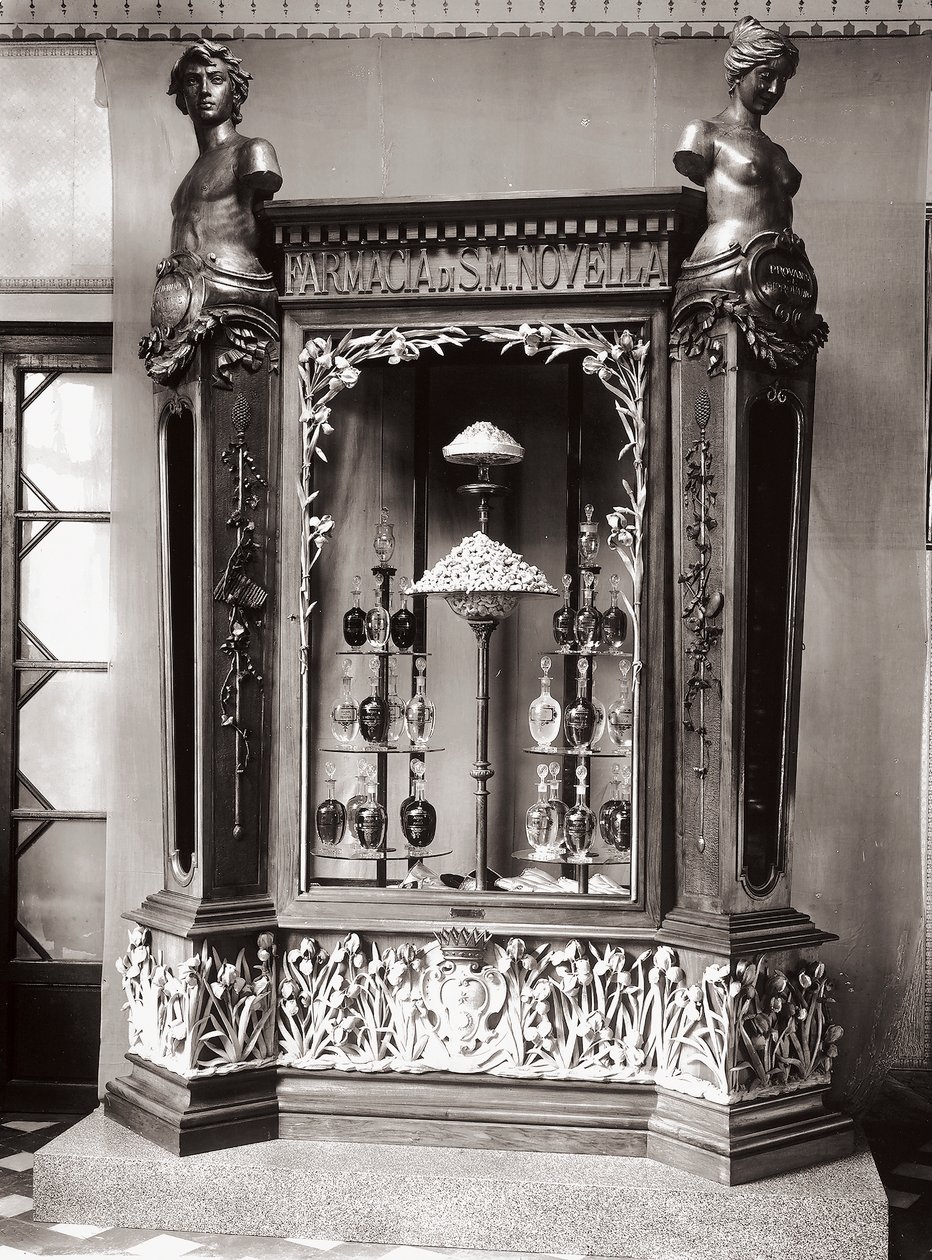 Vitrine, Officina Profumo, Santa Maria Novella İlaçları, Floransa, İtalya by Italian Photographer
