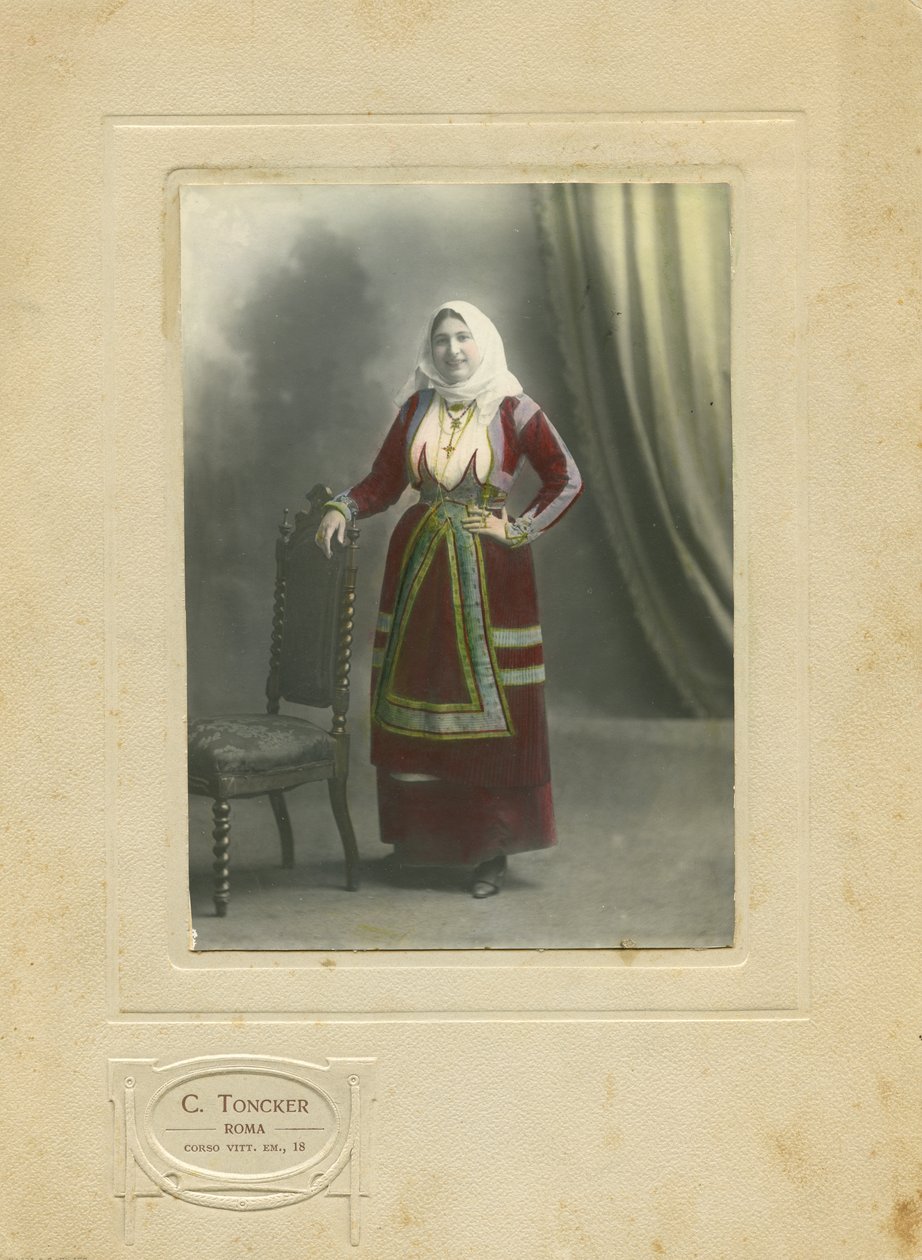 Geleneksel kıyafet giyen kadın, Sardinya, İtalya, Camillo Toncker