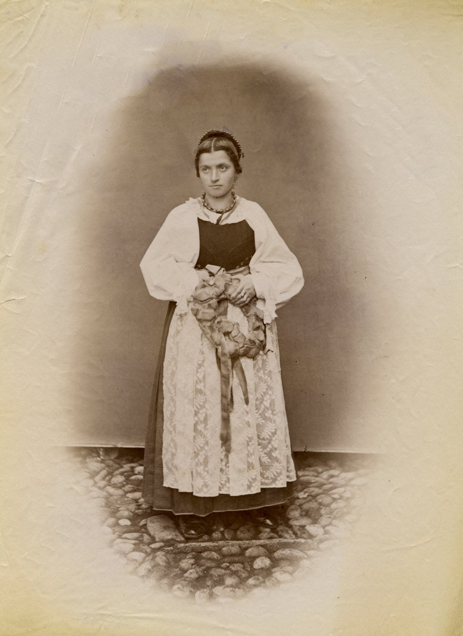 Gelinlik giyen ve kurdeleye sarılmış bir ekmek halkası tutan genç kadın, Parre, Lombardiya, İtalya, fotoğraf Premiata Fotografia Taramelli, Bergamo by Italian Photographer