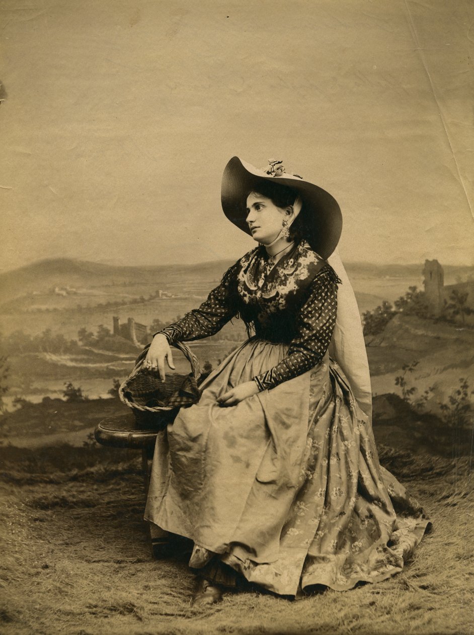 Siena kırsalından giysi ve hasır şapka giyen genç kadın, Toskana, İtalya, fotoğraf Paolo Lombardi, Siena, 1890 civarı by Italian Photographer