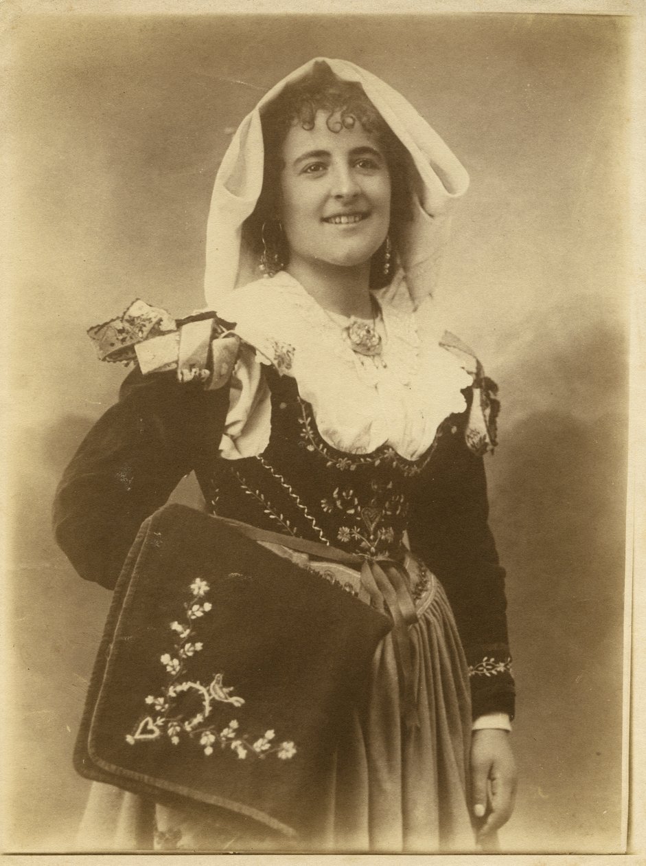 Geleneksel kıyafet ve başlık giyen genç kadın, Abruzzo, İtalya by Italian Photographer