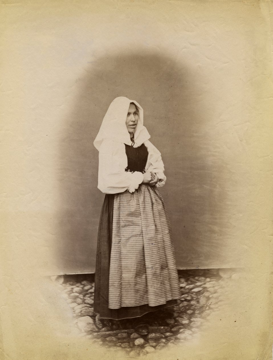 Gelinlik giyen genç kadın, Parre, Lombardiya, İtalya, fotoğraf Premiata Fotografia Taramelli, Bergamo by Italian Photographer