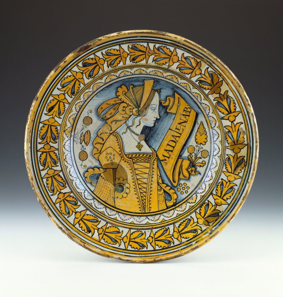Profilde genç bir kadını betimleyen ve üzerinde Madalena B yazan bir Deruta mavisi ve altın rengi cilalı portre tabağı, c.1525 (cilalı seramik) by Italian School