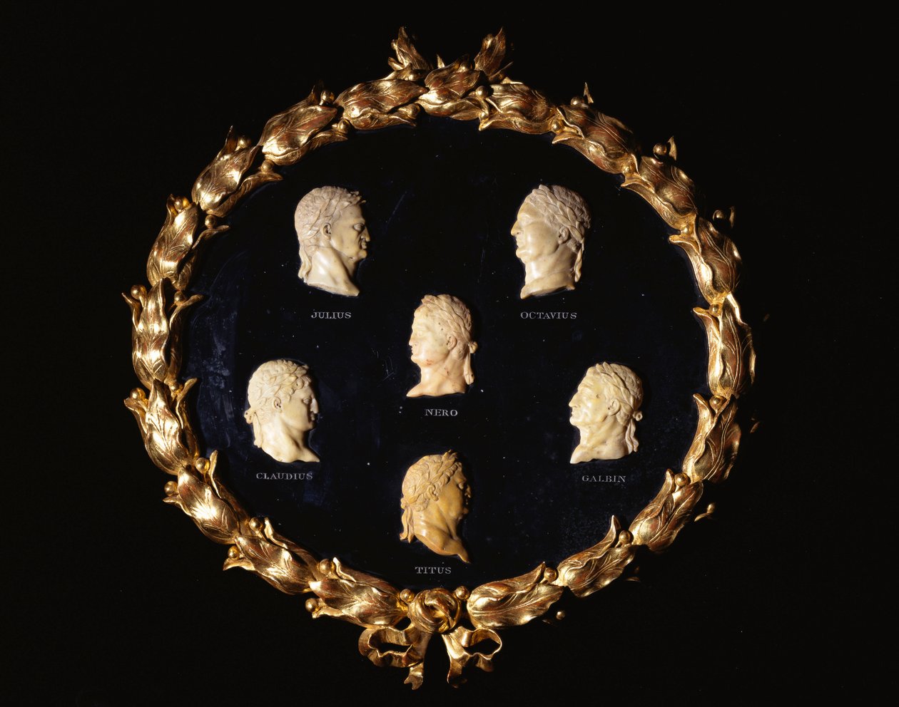 Octavius, Galbin, Titus, Claudius, Julius ve Nero isimleriyle oyulmuş Roma İmparatorlarının altı İtalyan Siena mermer kabartma profil büstleri seti by Italian School