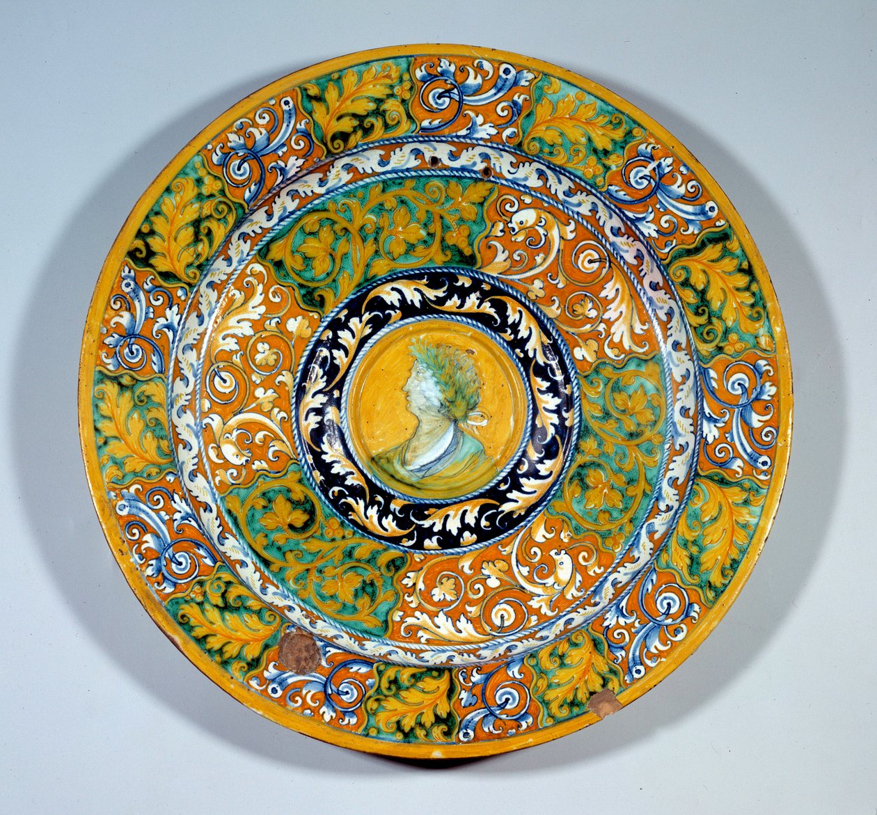 Faenza fayansından yapılmış majolik (majolica) dekorunda Aiguiere havzası. 1540-1550 civarı. Paris, Louvre Müzesi by Italian School