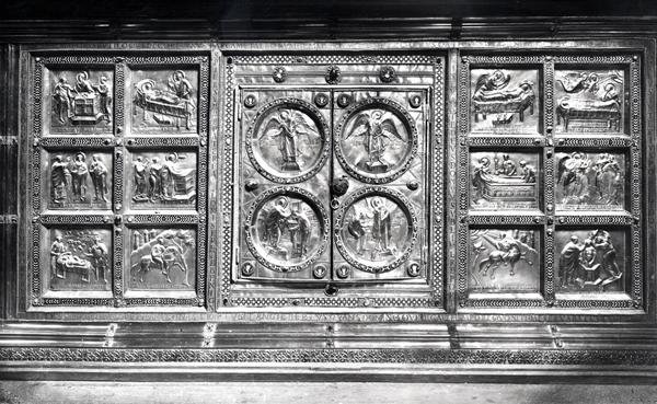 835 yılında Angilberto II tarafından sunulan Wulvinius Sunağının arkası (altın ve emaye) by Italian School