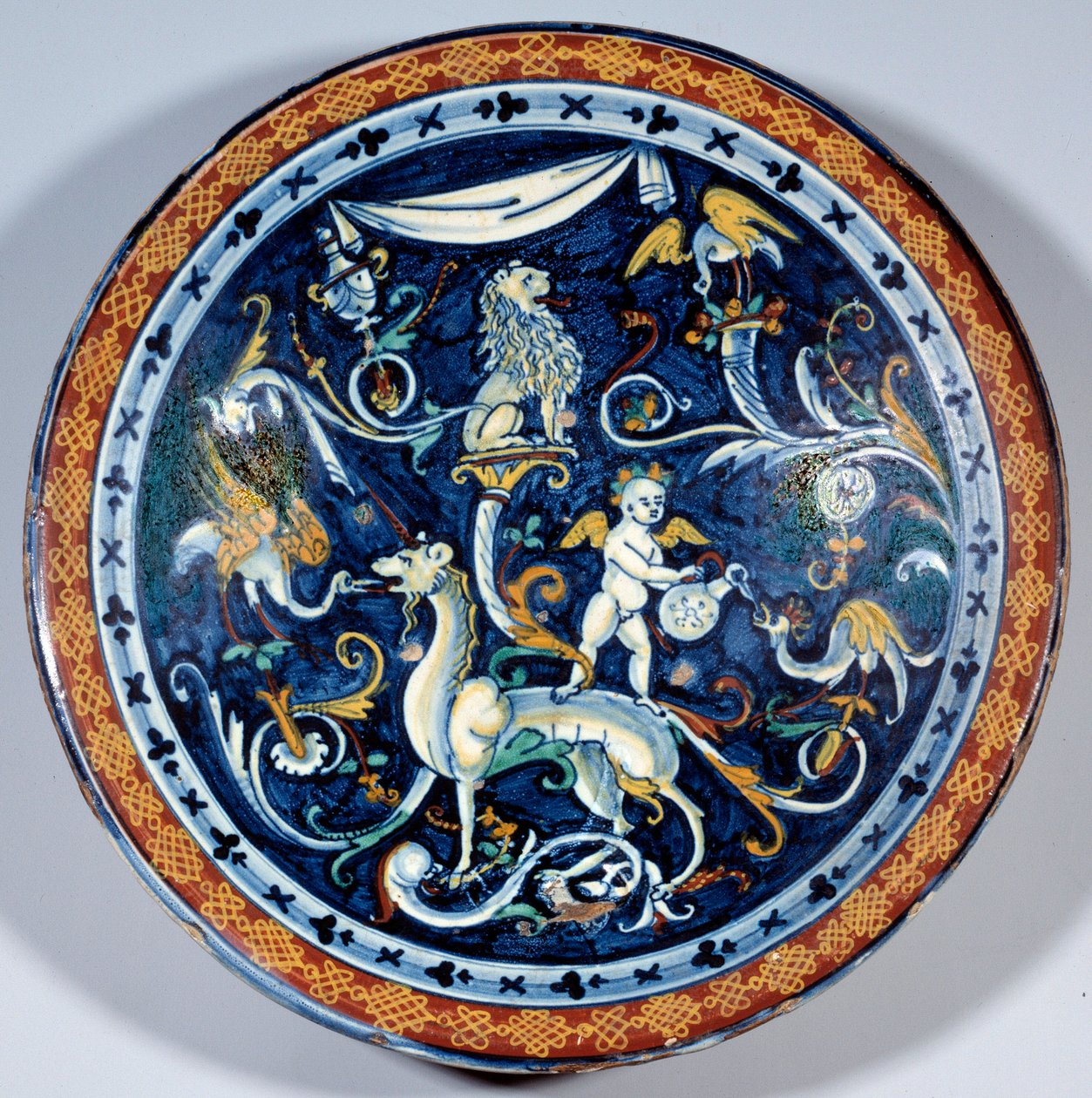 Cafaggiolo fayans kupası fantastik hayvanları süslüyor. 1510-1520 Paris, Louvre Müzesi by Italian School