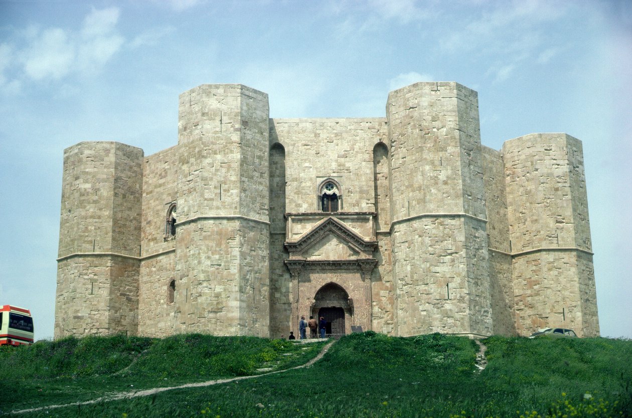 Castel del Monte, İmparator II. Frederick (1194-1250) döneminde inşa edilmiştir, c.1240-50 by Italian School