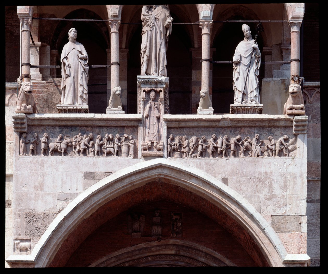 Ana giriş aylarının frizi (heykel by Italian School