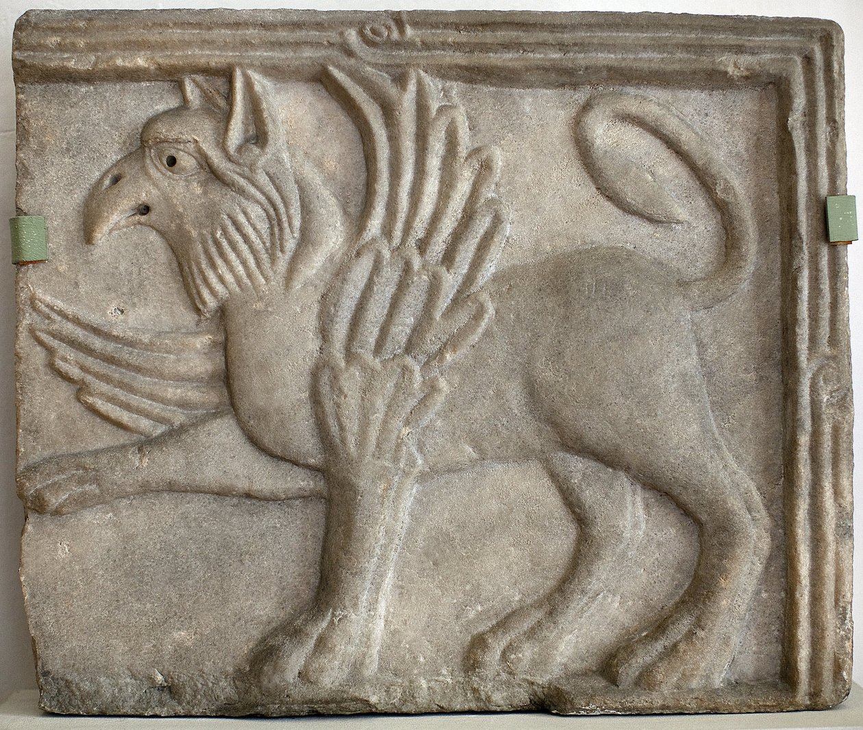 Griffon (veya grype). Alçak kabartmalı, mermer, Venedik (İtalya) 12. yüzyıl. Ulusal Galeri, Sternberg Sarayı, Prag (Çek Cumhuriyeti). by Italian School
