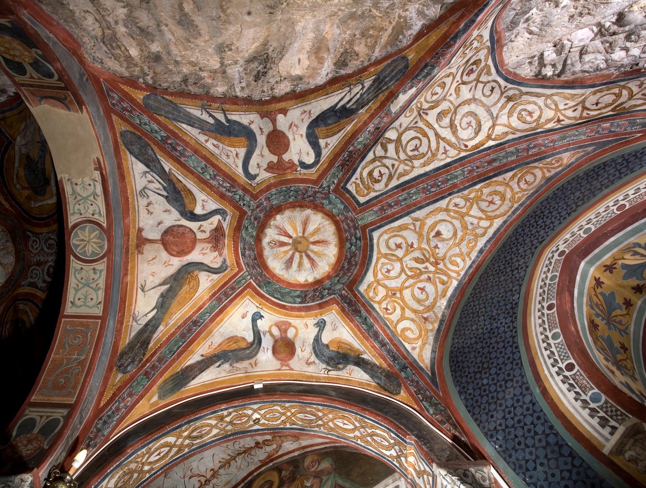 13. yüzyılın başlarında Roma okulu tarafından yapılan Bizans etkilerinin freskleriyle süslenmiş Saint Gregoire (Gregorio) şapelinin iç görünümü. Saint Benedetto Manastırı (Sacro Speco), Subiaco (Roma), İtalya by Italian School