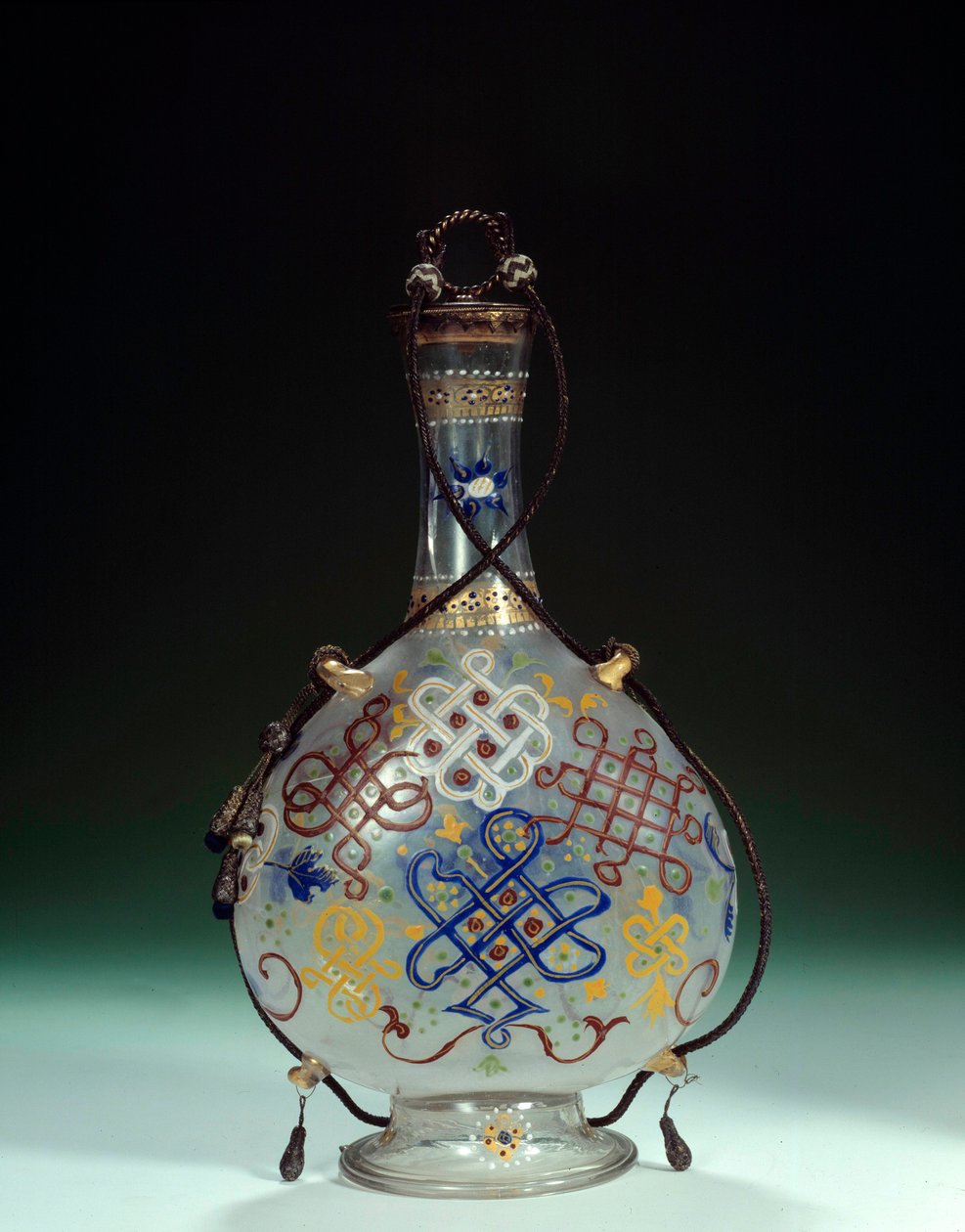 İtalyan sanatı: çok renkli süslemeli cam şişe. İtalya'da yapıldı. 16. yüzyıl Paris, Louvre Müzesi by Italian School