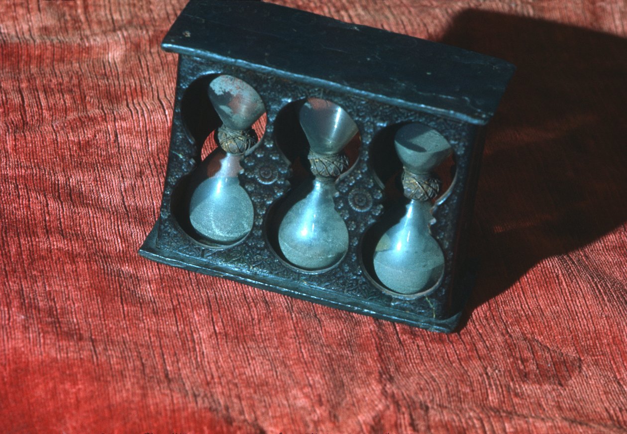 İtalyan kum saati seti, c.1700 (ahşap, cam ve kum) by Italian School