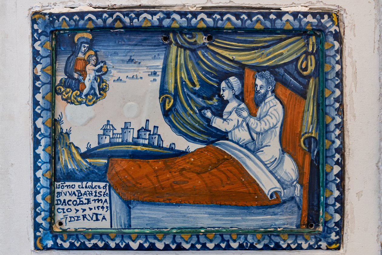 Çocuklu Madonna ve dua eden eşler, eski voto plaketi by Italian School
