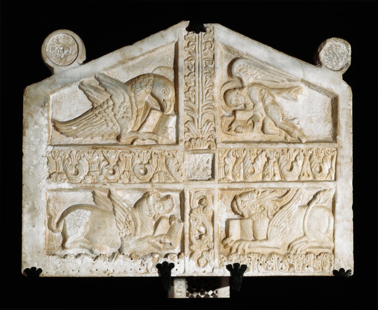 Evangelistlerin (tetramorf) sembolleriyle mermer heykel. 9. yüzyılın anonim Lombard heykeltıraş. Fara Sabina (Rieti), Abbazia di Farfa by Italian School