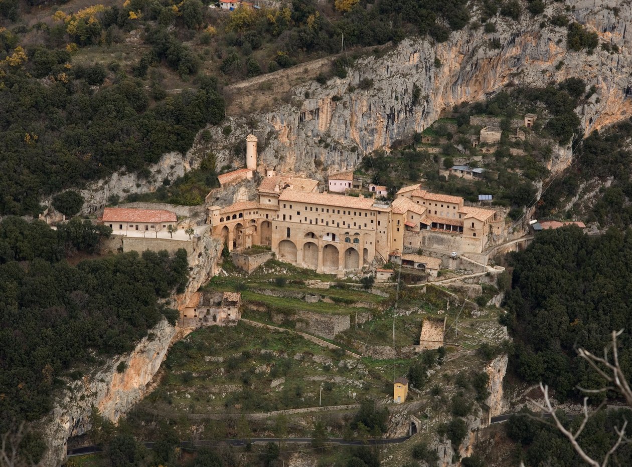 12. yüzyılda inşa edilen St. Benedetto (Sacro Speco) Manastırı