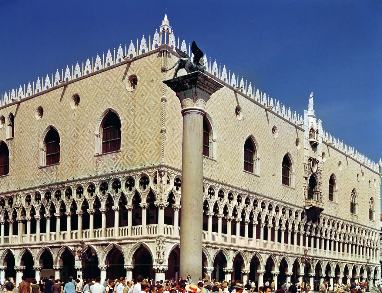 Palazzo Ducale, 1340 dolaylarında başladı by Italian School