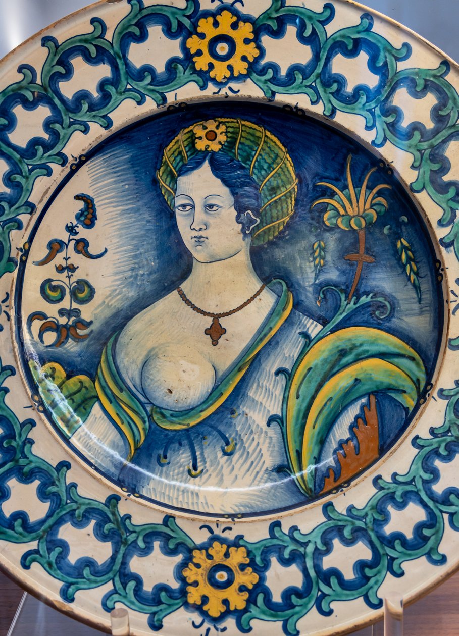 Güzel bir kadın büstü ile süslenmiş, dikenli taç motifli tabak, 16. yüzyılın ilk yarısı (majolica) by Italian School