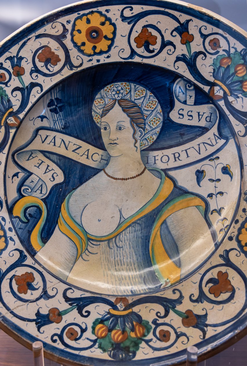 Güzel bir kadın büstü ile süslenmiş, motifli tabak, 16. yüzyılın ilk yarısı (majolica) by Italian School