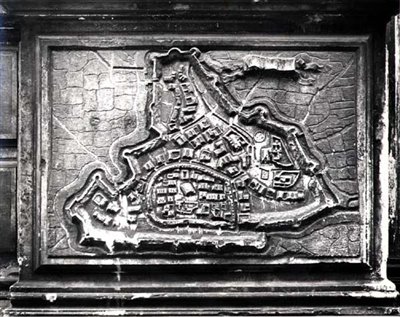 Barbaro Ailesi tarafından yaptırılan, Venedikliler ve Türkler arasındaki 1645-69 Kanada Savaşı sırasında Ay Kalesi Kasabasını gösteren Kilise Cephesinden Kabartma Haritası (taş) (b&w fotoğraf) by Italian School