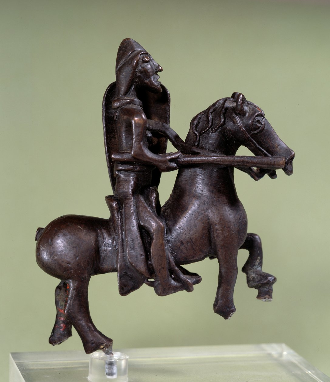 Romanesk sanat: zırhlı bronz şövalye heykelciği. İtalyan okulunun bronz heykeli. 11. veya 12. yüzyıl. Paris, Louvre Müzesi by Italian School
