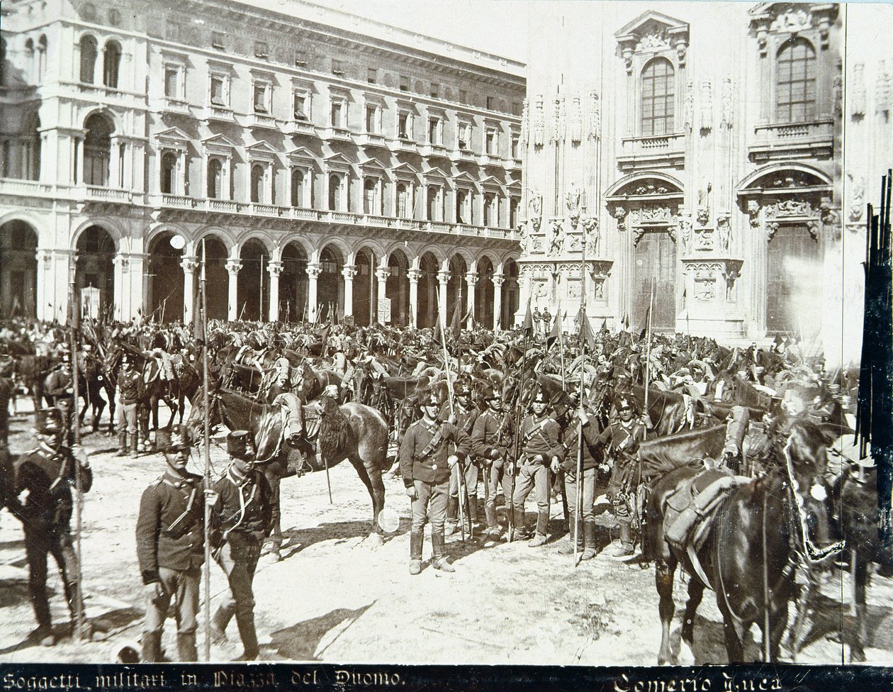 General Bava Beccaris komutasındaki askerler, katedralin önünde, Milano