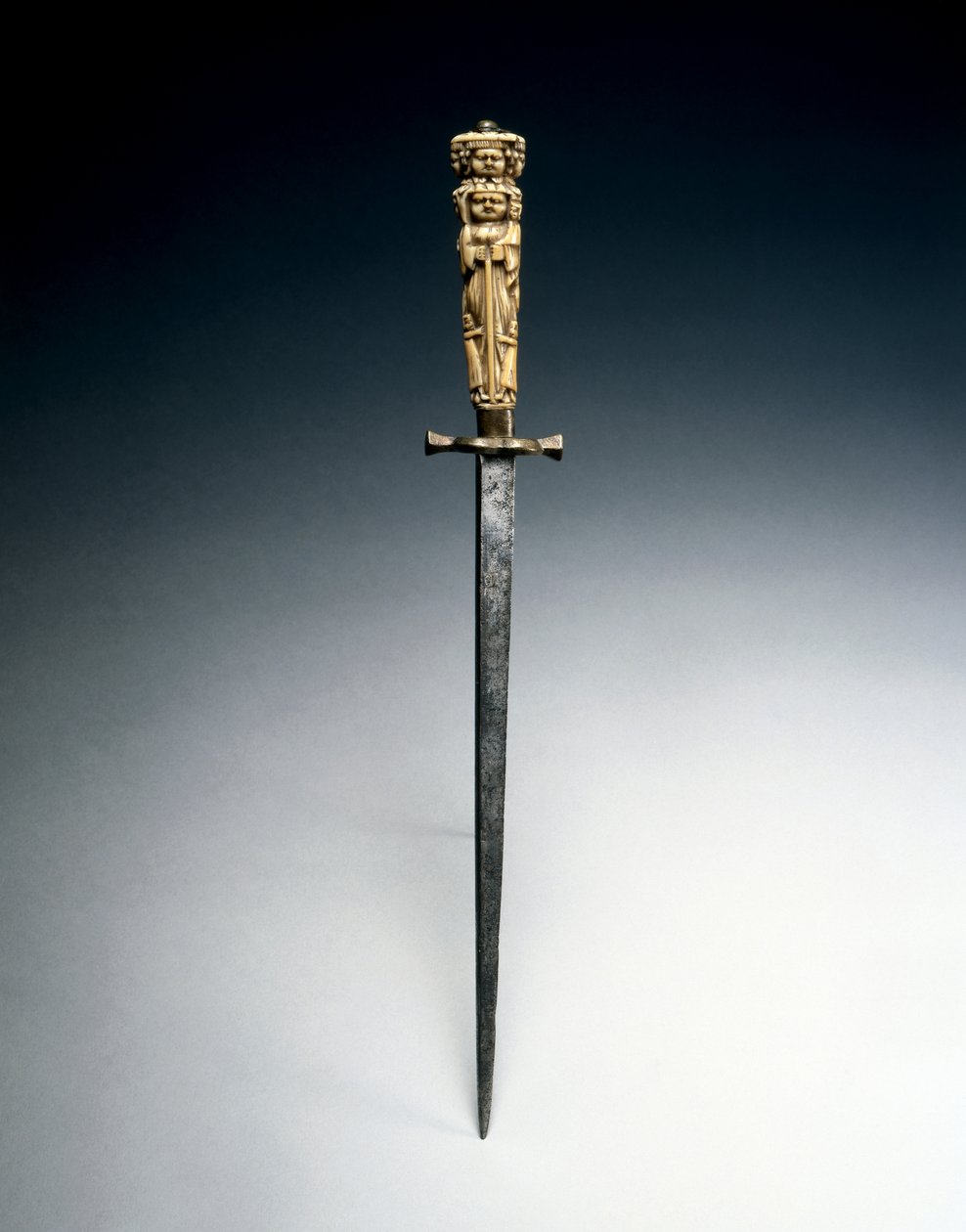 Charity, Justice ve Hope figürleri olarak tasarlanmış saplı stiletto, c.1650 (çelik, pirinç ve fildişi) by Italian School