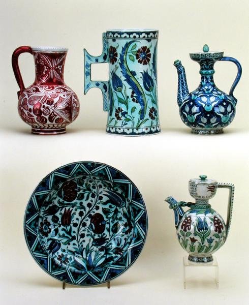 Üst, Soldan Sağa: Sürahi; Büyük Tankard; Oryantal Cezve; Alt, Soldan Sağa: Şarj Cihazı; Oriental Cezve, Cantagalli Fabrikası