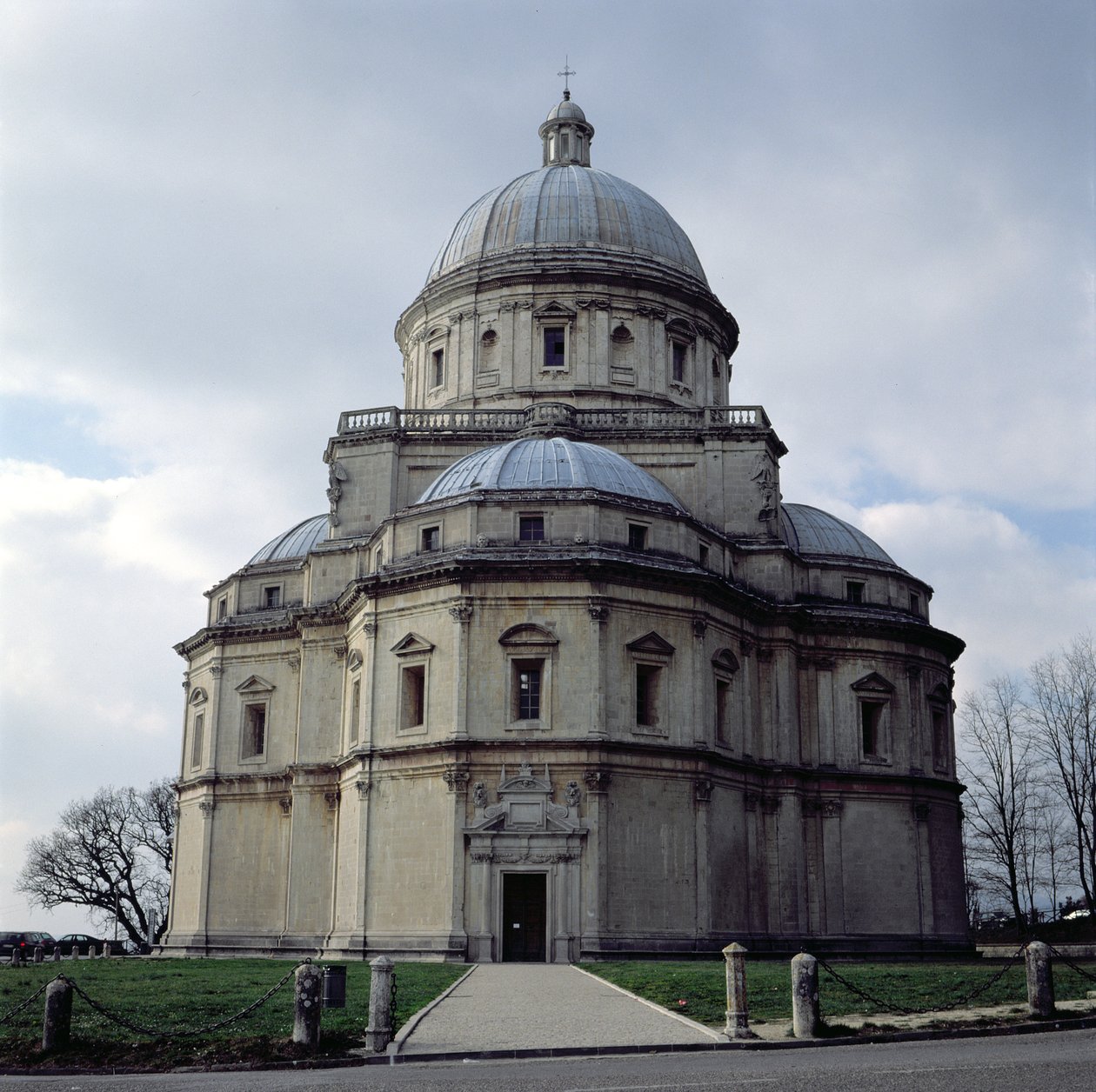 Cola da Caprarola tarafından tasarlanan ve Ambrosio Barocci ve Francesco da Vita tarafından tamamlanan Santa Maria della Consolazione