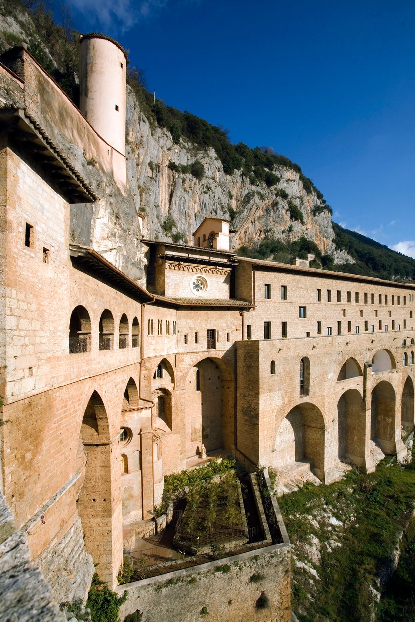 12. yüzyılda inşa edilen St. Benedetto (Sacro Speco) Manastırı