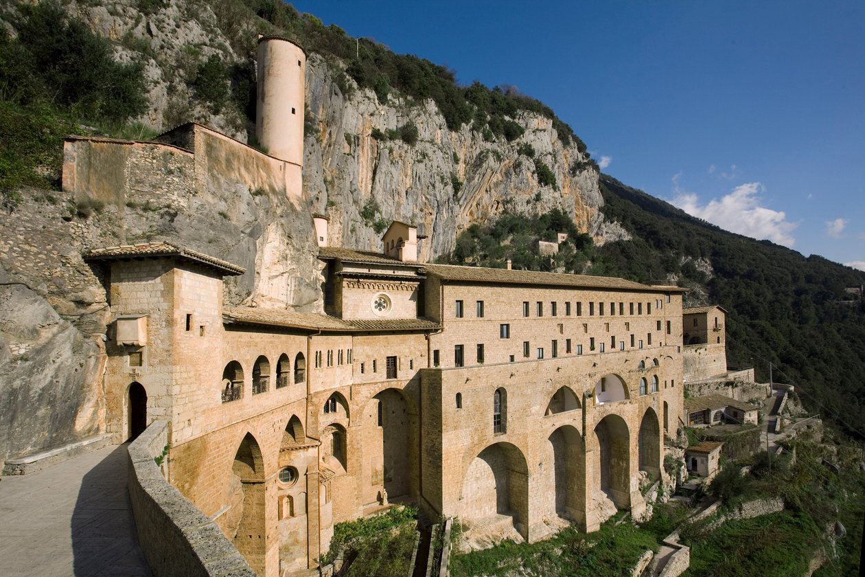 12. yüzyılda inşa edilen St. Benedetto (Sacro Speco) Manastırı'nın görünümü, Subiaco (Roma), İtalya by Italian School