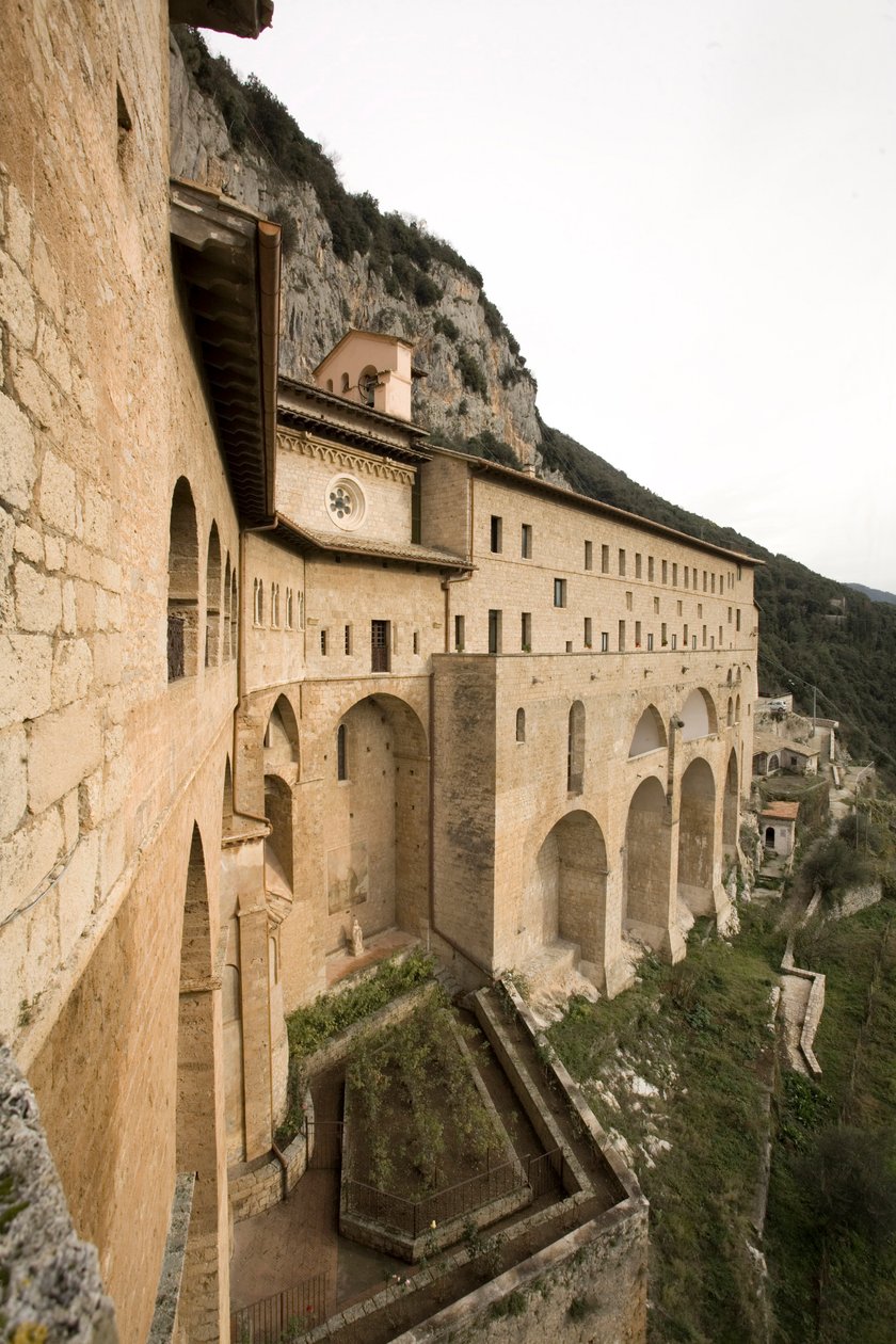 12. yüzyılda inşa edilen St. Benedetto (Sacro Speco) Manastırı