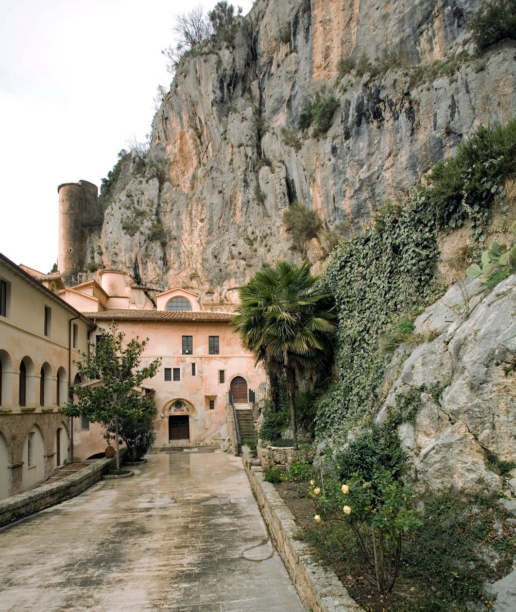12. yüzyılda inşa edilmiş St. Benedetto Manastırı (Sacro Speco), Subiaco (Roma), İtalya “Corvi” (Kargalar) avlusunun görünümü by Italian School