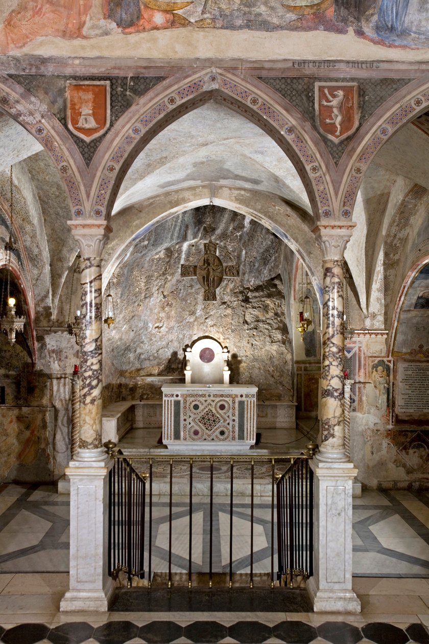 Kozmatik tarzda ana sunak ile Yukarı Kilise