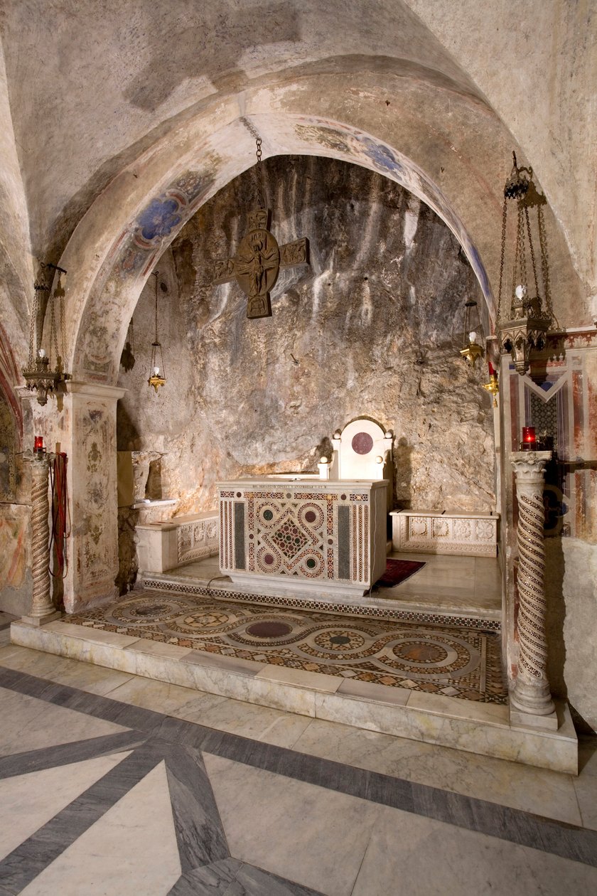 Kozmatik tarzda ana sunak ile Yukarı Kilise