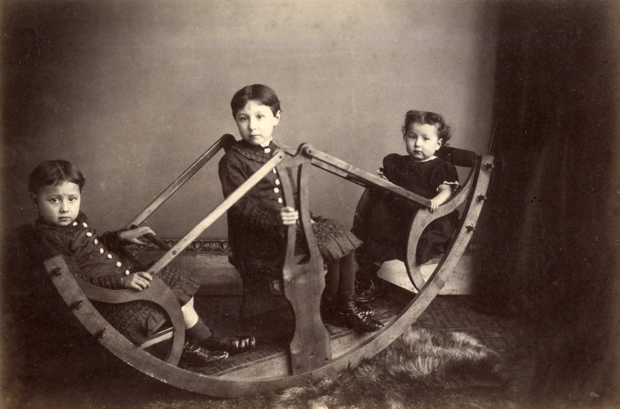 Sallanan tahterevallilerinde oynayan üç kardeş, 1880