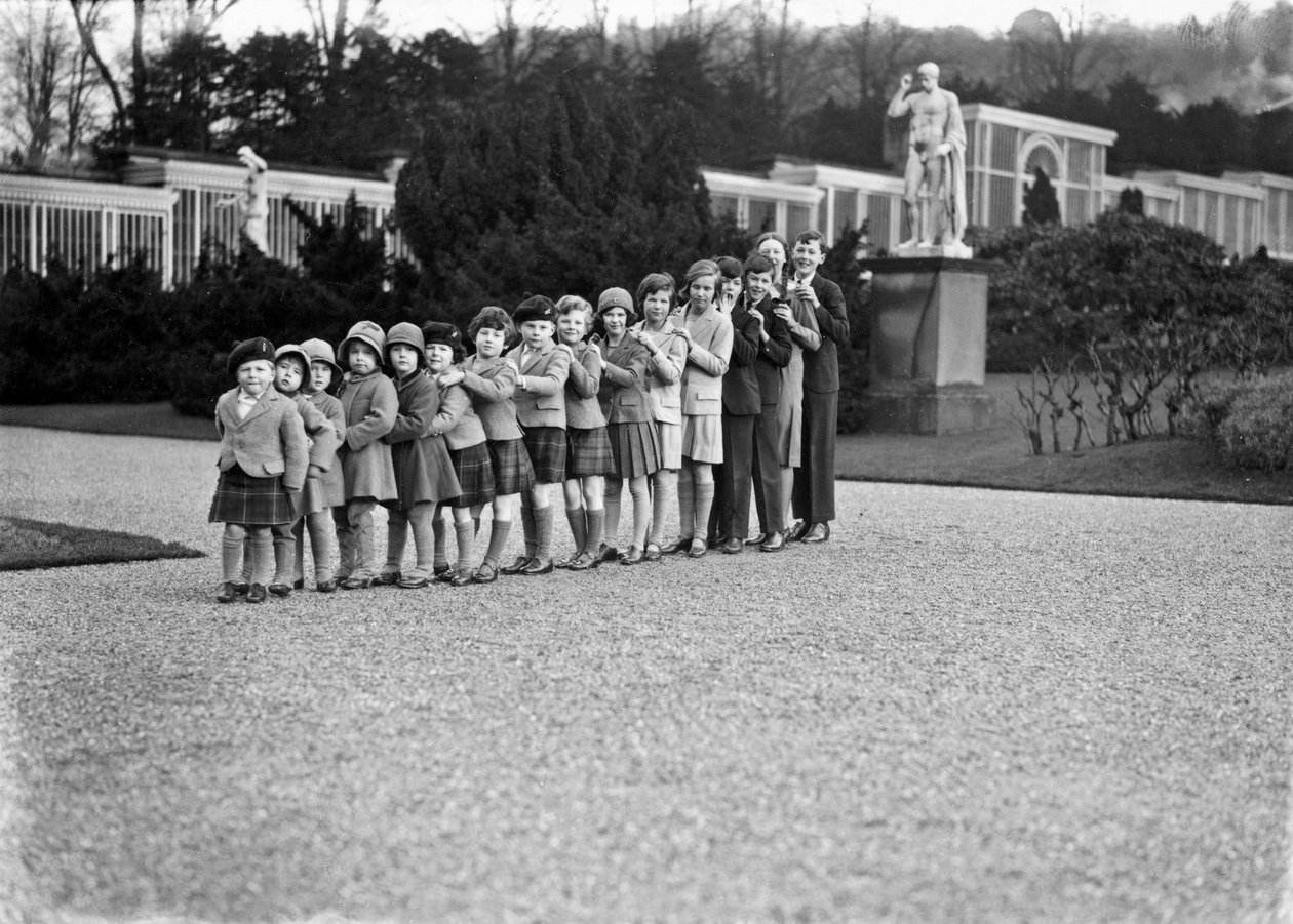 Chatsworth bahçelerinde 16 torundan oluşan Cavendish aile grubu, Derbyshire, 1930 by JR Board