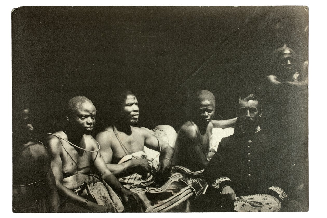 Kaptan Gallwey ve Edo şefleri, Benin, Nijerya, 1892 (jelatin gümüş baskı) by J. H. Swainson