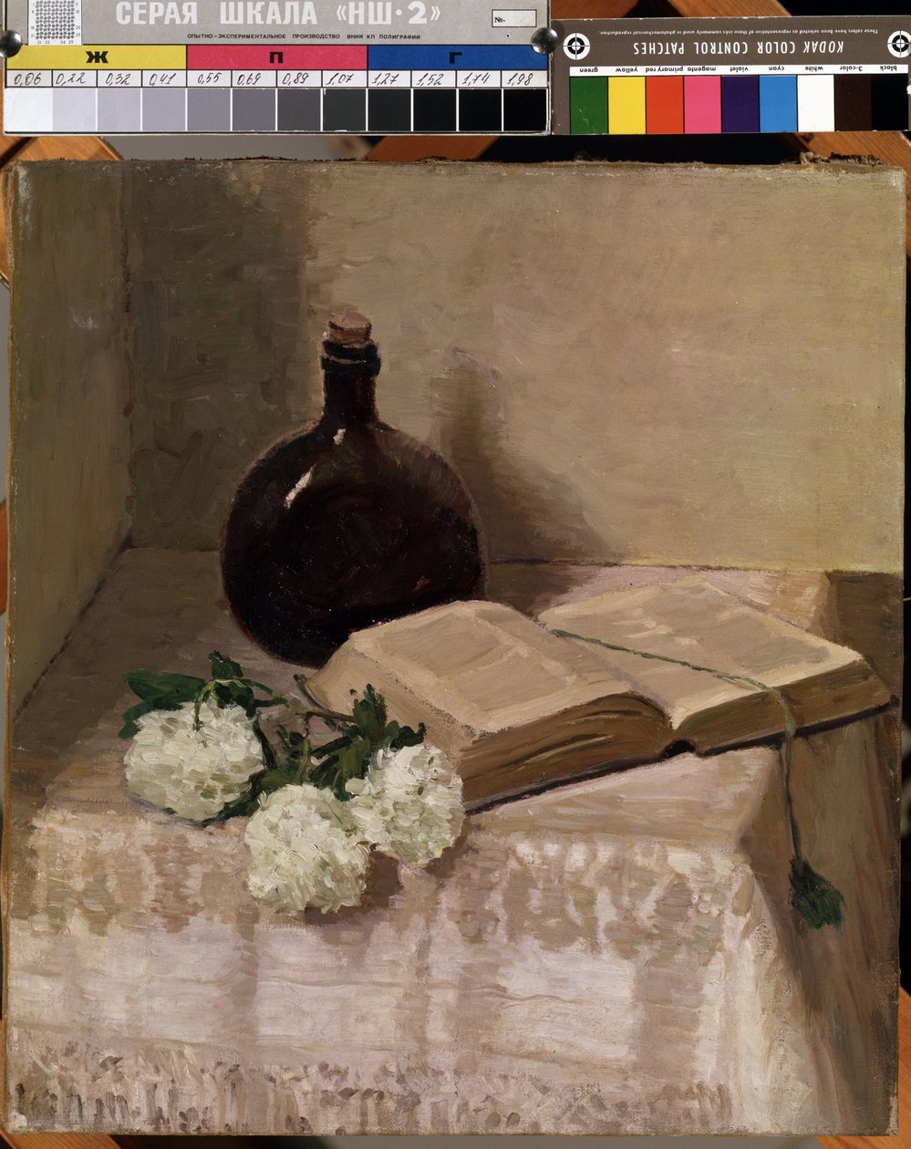 "Şişe, açık kitap ve beyaz çiçeklerle natürmort" (Kitapla natürmort) Tablo Johannes Hansch (1875-1946) Dim 45 x 41,5 cm Mikalojus Konstantinas Ciurlionis Güzel Sanatlar Müzesi, Kaunas, Litvanya by J. Hansch