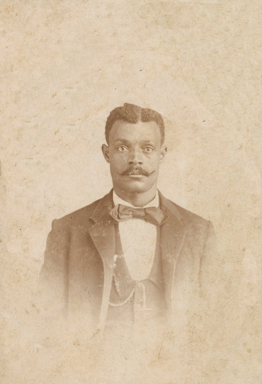 Takım elbiseli, yelekli ve kravatlı bir adamın fotoğrafı, 1880