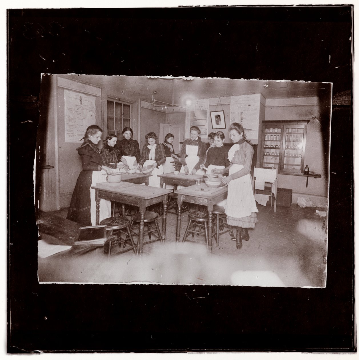 Kolej Yerleşiminde aşçılık okulu dersi. 'Patron ölçülülük vaazı', c.1895 by Jacob August Riis