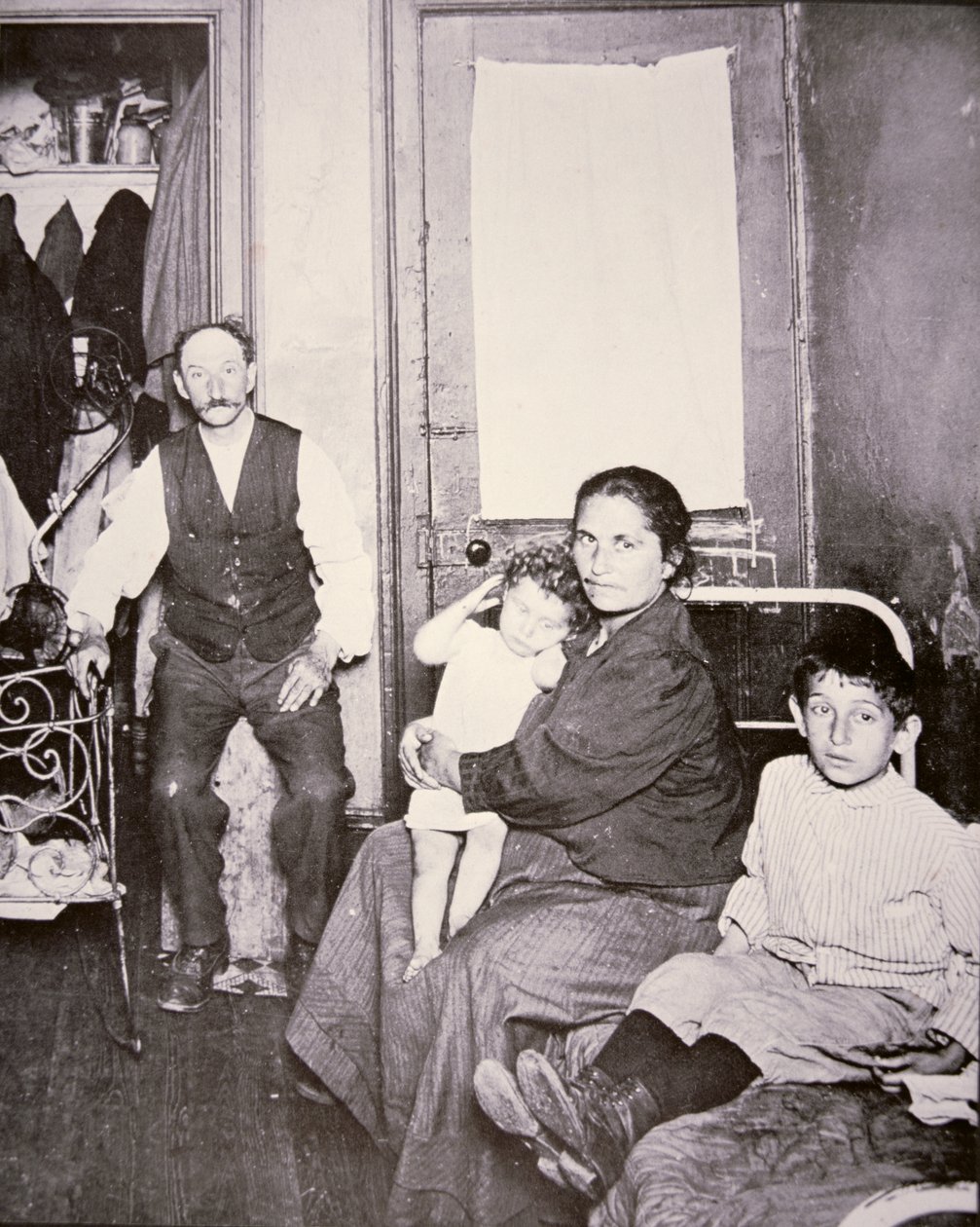 Göçmen aile, Aşağı Doğu Yakası, New York, 1910 dolayları (s/b fotoğraf) by Jacob August Riis